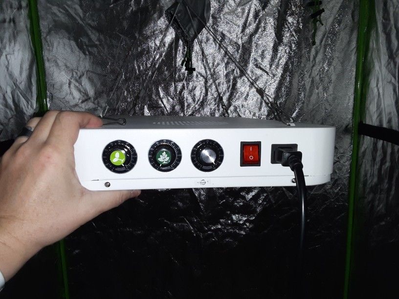 Bloomsbeast Indoor Grow Light 900 Watt ,veg Mode And Flower Mode Many Different Kids Of Lights Suited For Growing Paid $400 Asking $200 Branx New Pra