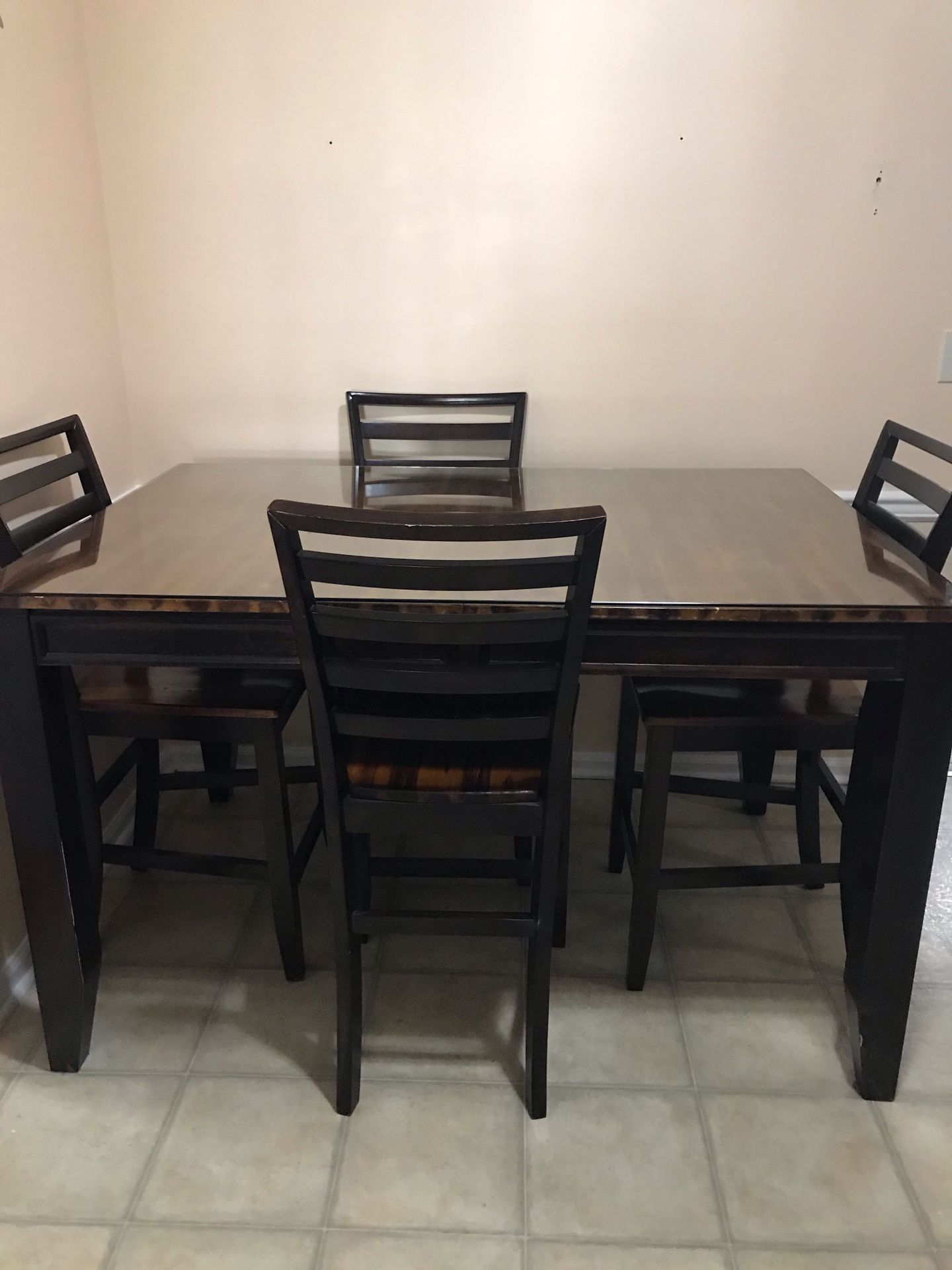 Table with 4 chairs ( expandable for 6 chairs )