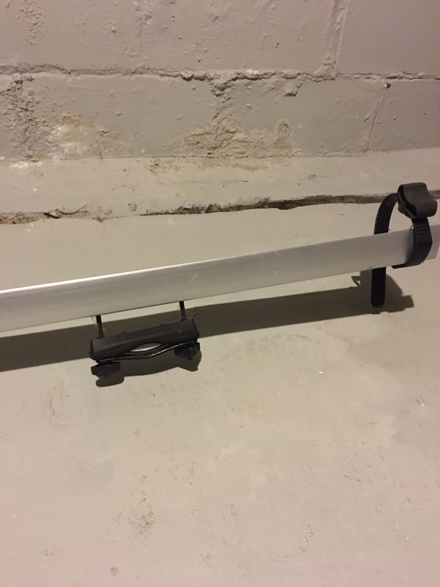 Thule bike roof rack, like new.