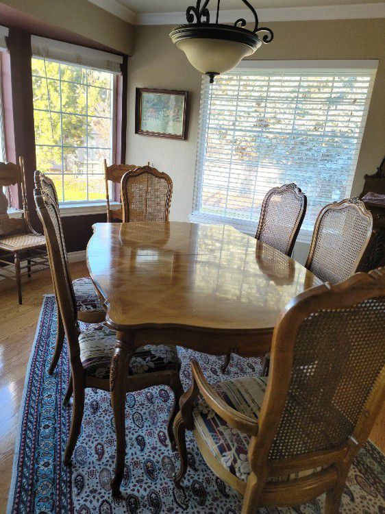 Dinning Room Table And Chairs. Two Leafs Can Set Up To 12 People. Vomes With 6 Chairs.  Thomasville  Set