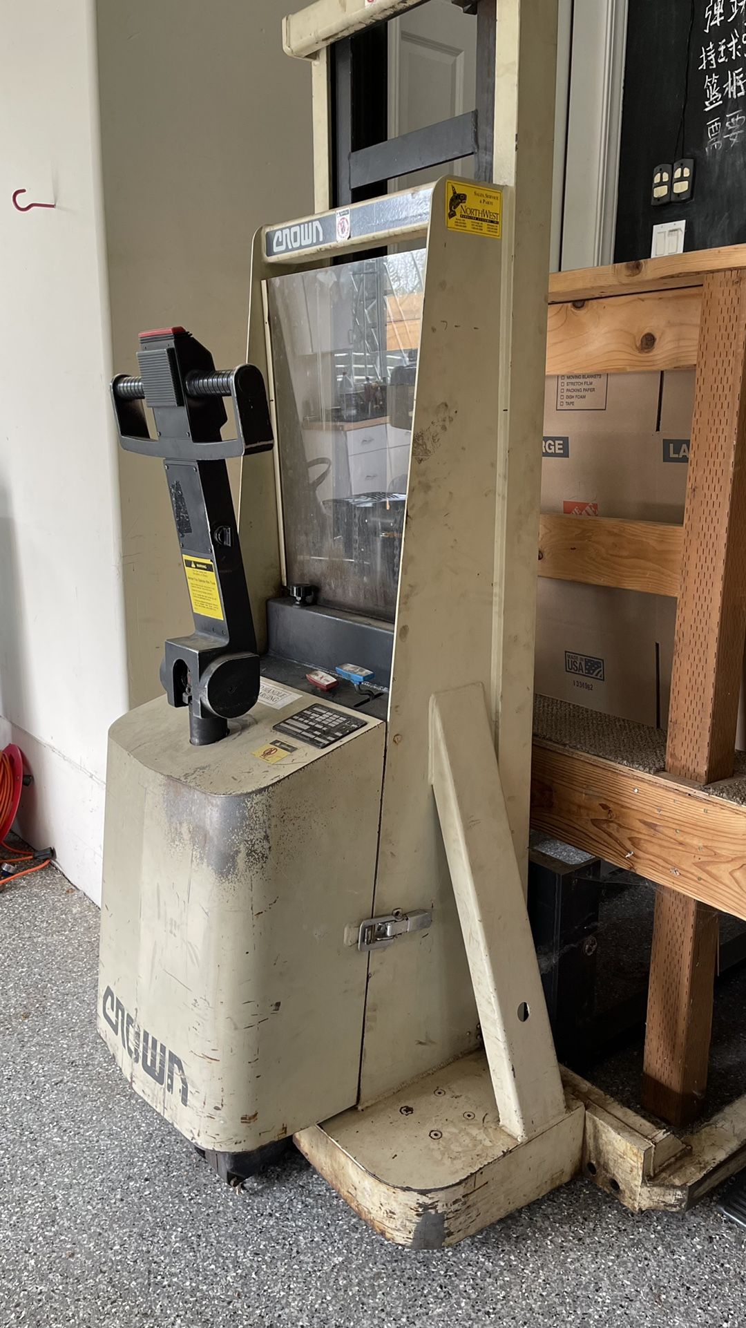 Crown Pallet Stacker Forklift