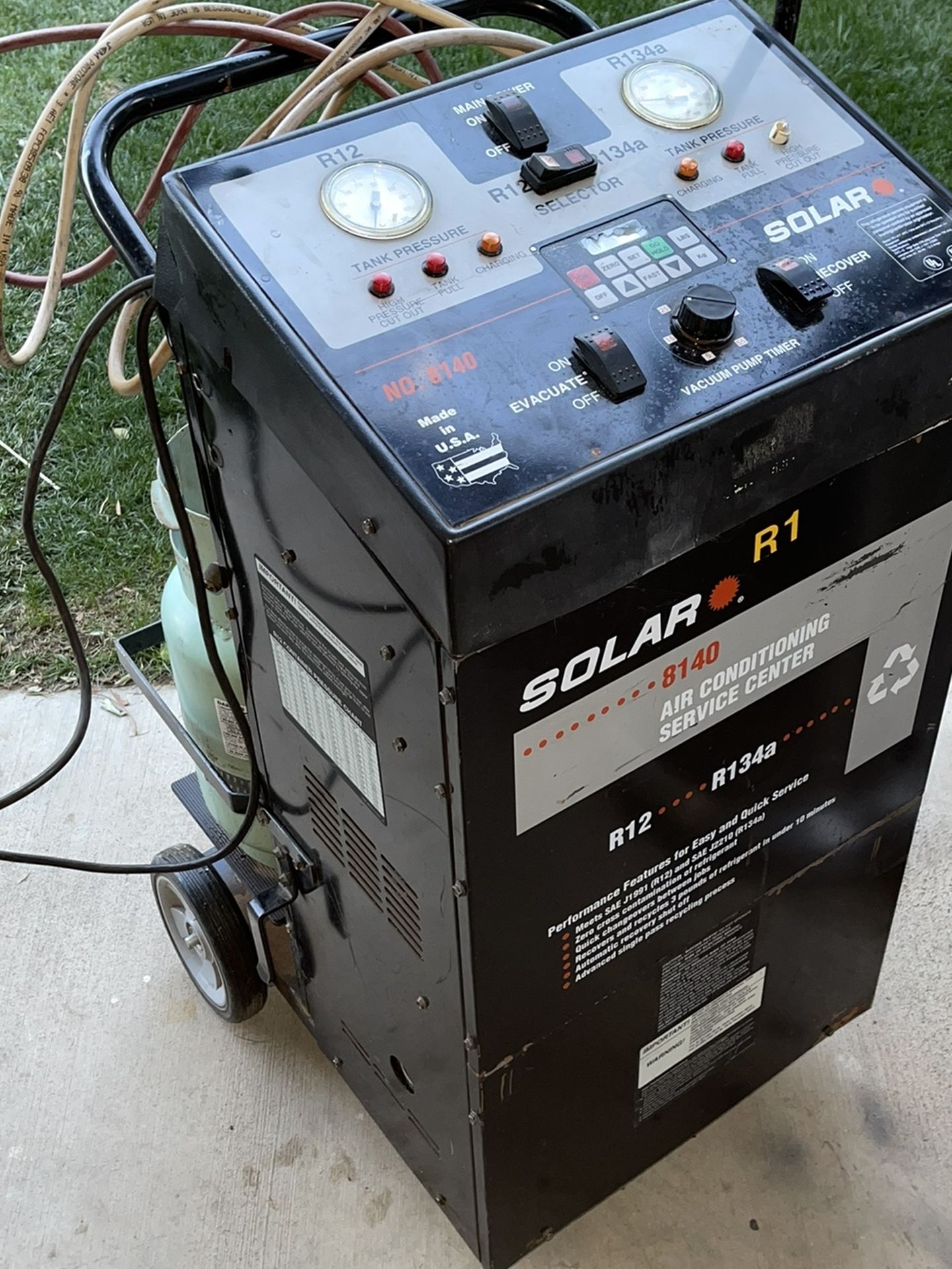 AC machine . AC Auto Refrigerant Evacuate Vacuum Recovery Service