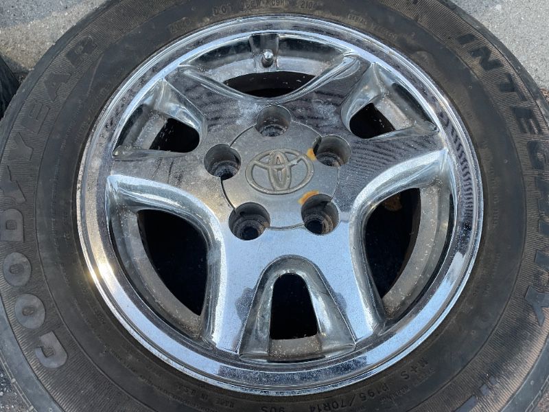 Chrome Toyota or Lexus Aluminum 14 inch wheels and caps - T02396