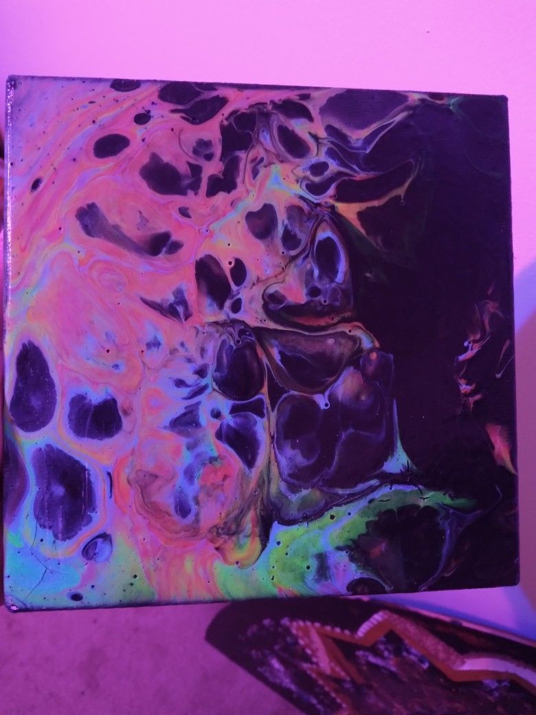 Small Box Shaped Colored Light Reactive Pour Painting