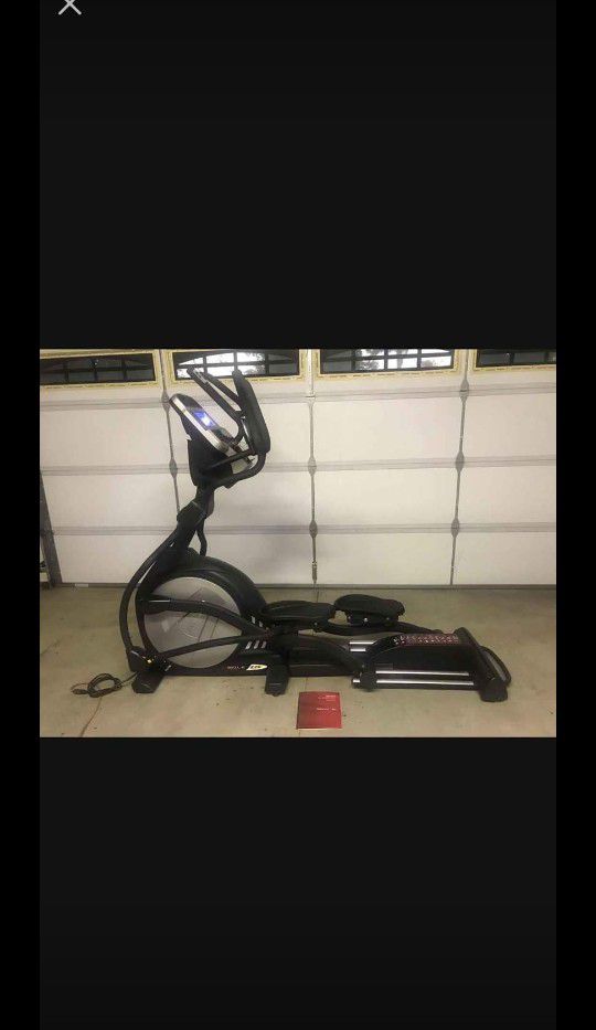 SOLE. E35 ELLIPTICAL MACHINE. ( LIKE NEW & DELIVERY AVAILABLE TODAY)