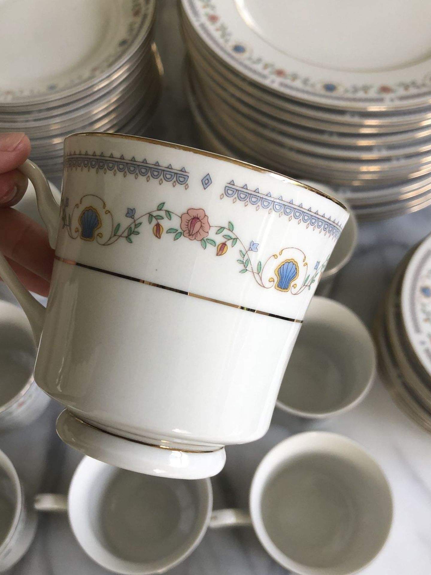 Tívoli China Dinnerware Ser #8305 (12 Person Set)