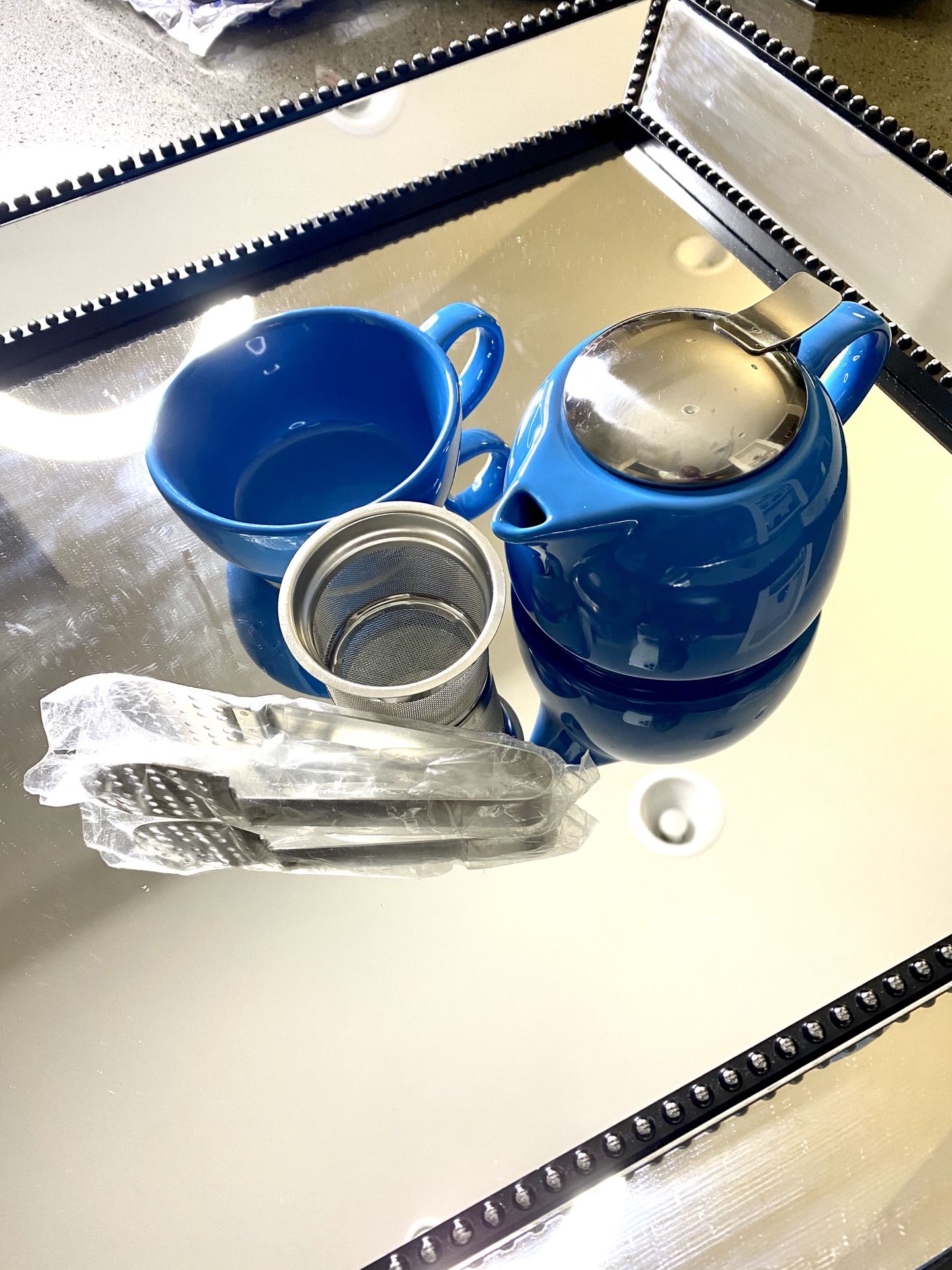 Porcelain tea pot with stainless steel infuser