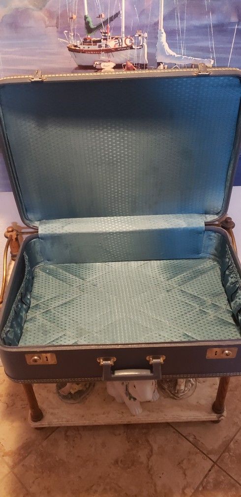 VINTAGE SET OF LUGGAGE