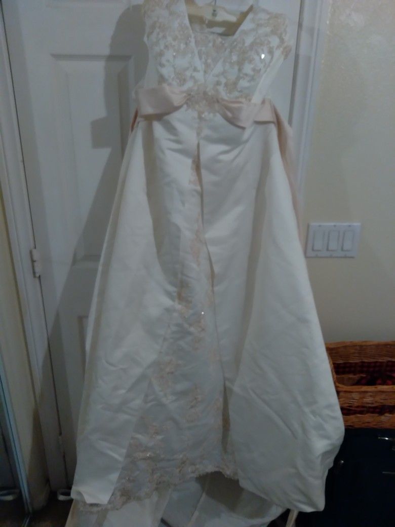 ***ABSOLUTE GORGEOUS WEDDING GOWN ***