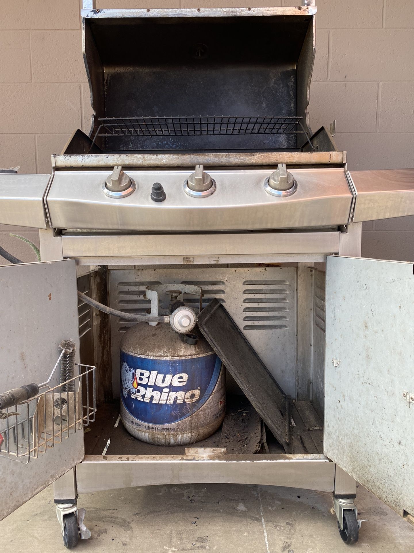 Front Avenue bbq grill with tank for Sale in Las Vegas, NV OfferUp