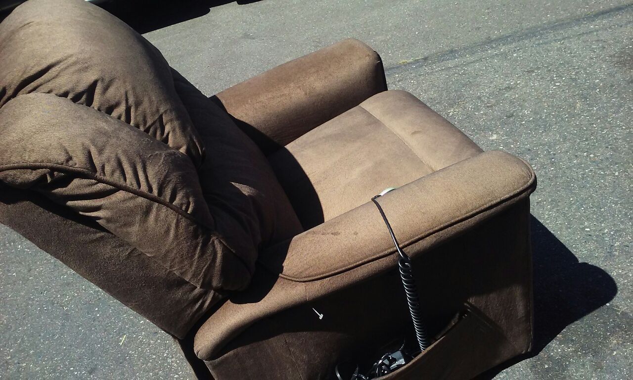Recliner , electric lift chair Costco, paid 600 for Sale in Shoreline