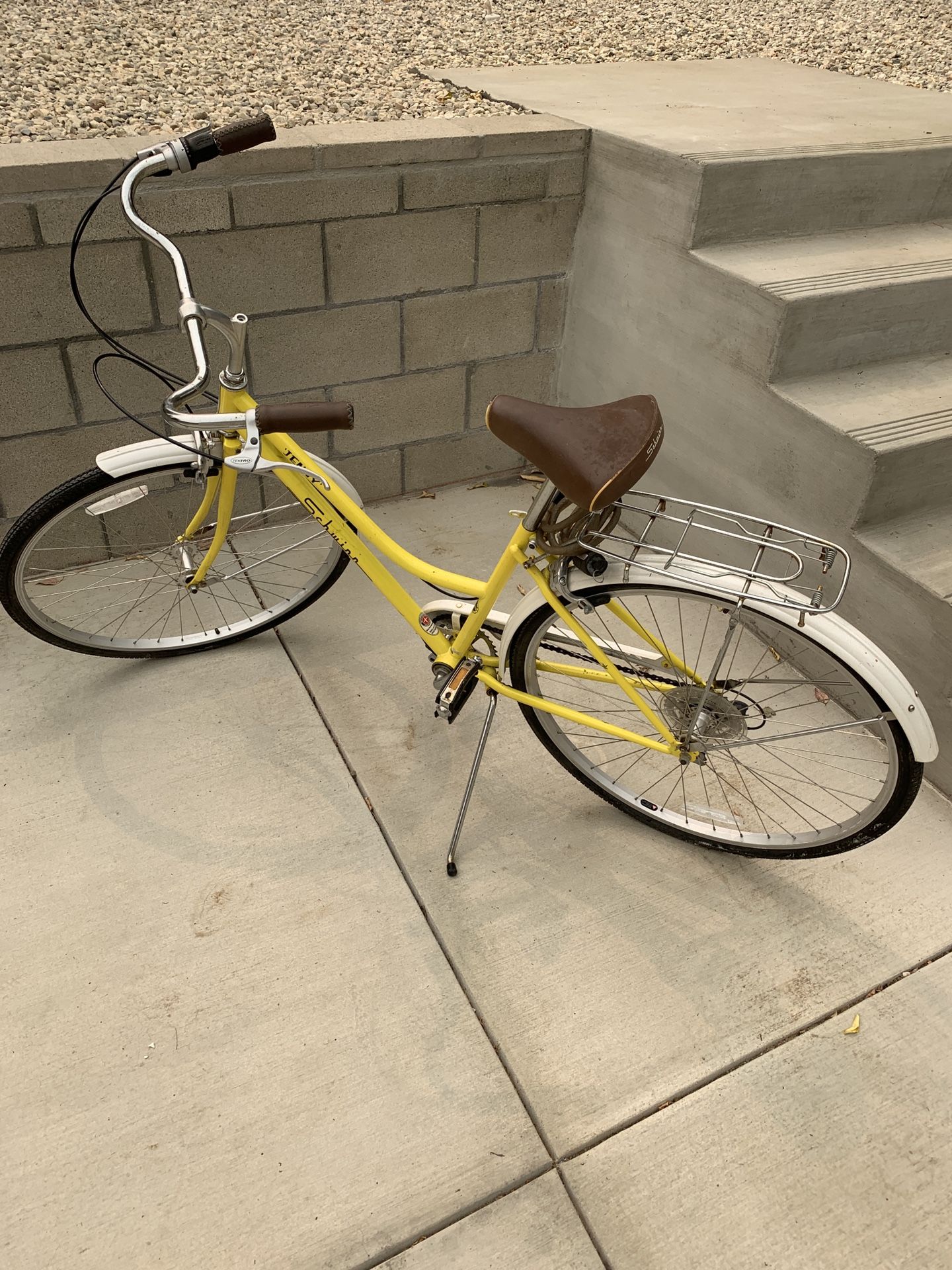 yellow schwinn bike