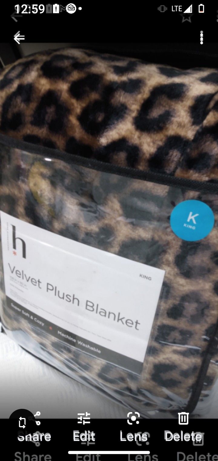 BRAND NEW - BEAUTIFUL SUPER SOFT AND COZY LEOPARD PRINT BLANKET