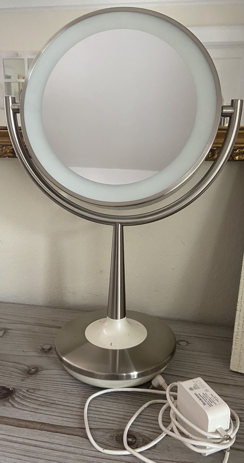 Brookstone Cordless Illuminated Makeup Mirror