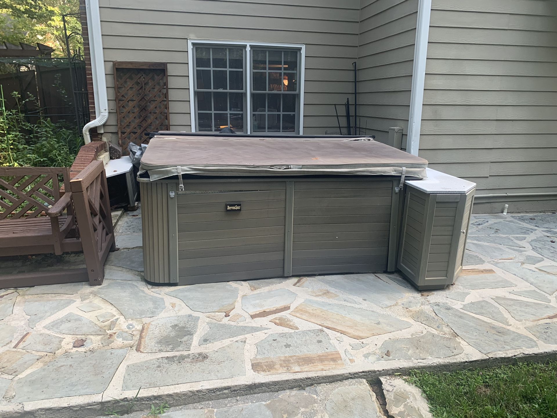 ThermoSpas Manhattan Executive 6 Person Hot Tub for Sale in Mableton