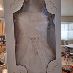 Beautiful White Wedding Dress Thumbnail