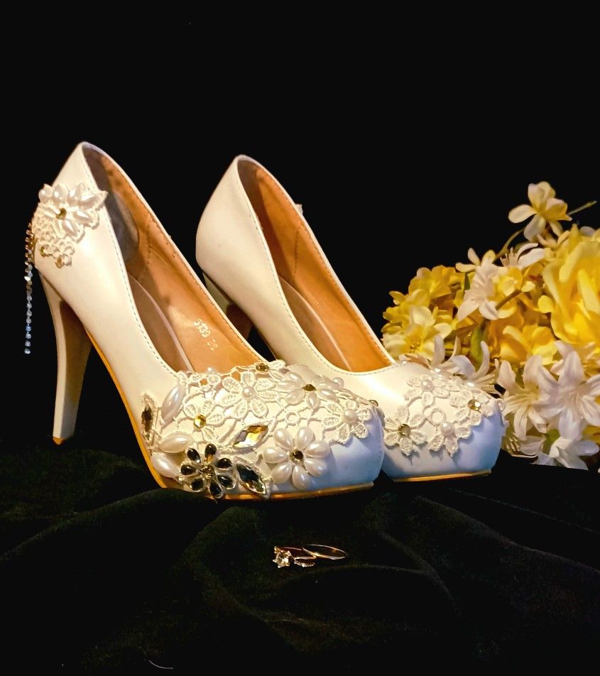 White Lace Flower Non-Slip High-Heeled Platform Wedding Shoes
Size 7