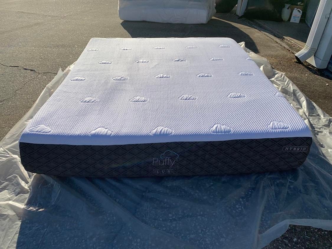 Puffy Lux Hybrid California King Like New for Sale in Jacksonville