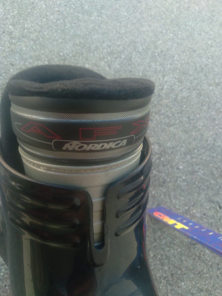 Carver 12.0 K2 skies and size 28.0 Nordica boots