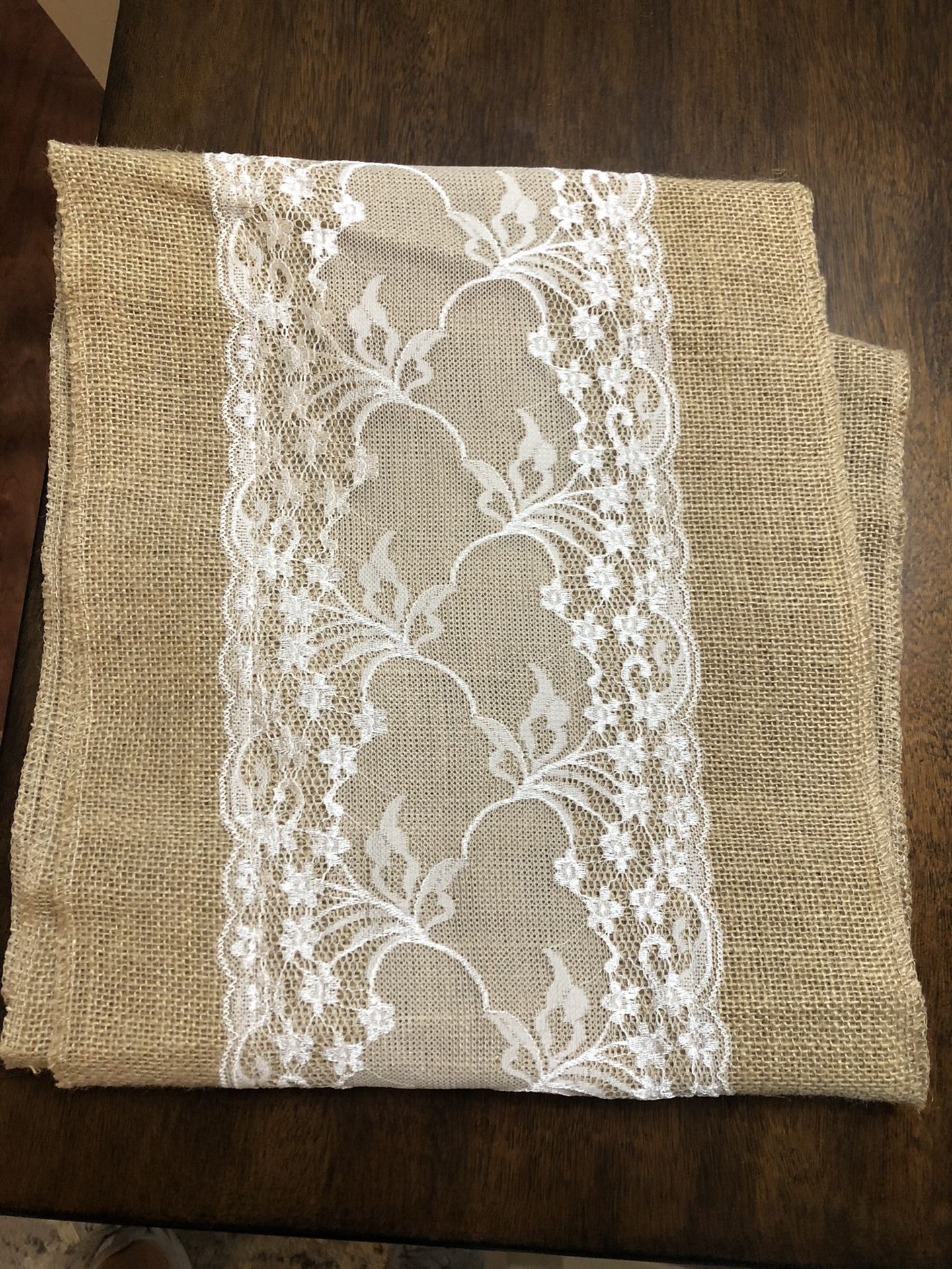 17 Burlap with lace table runners