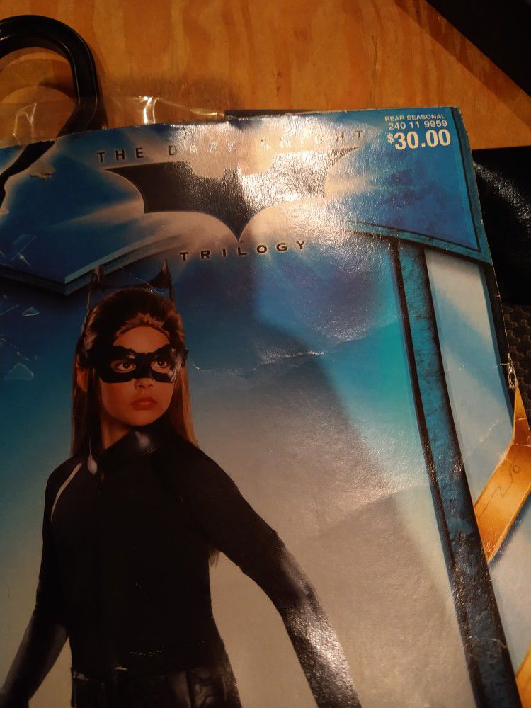 Catwoman: costume (small 4-6)
Size small (4-6) new. Sealed in package. Dark Knight. Great for Halloween