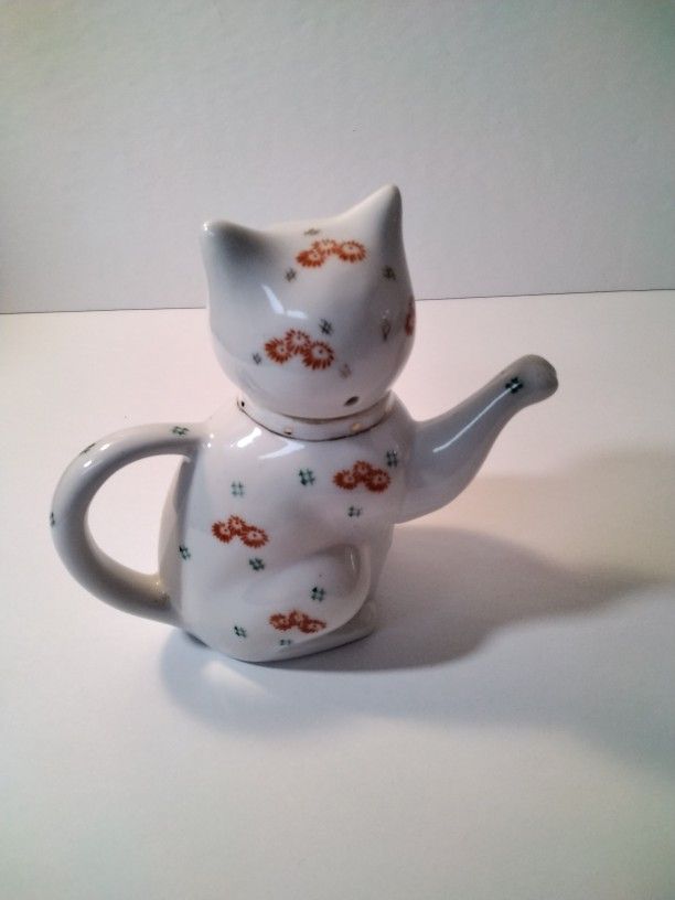 A Very Cute Cat Tea Pot .