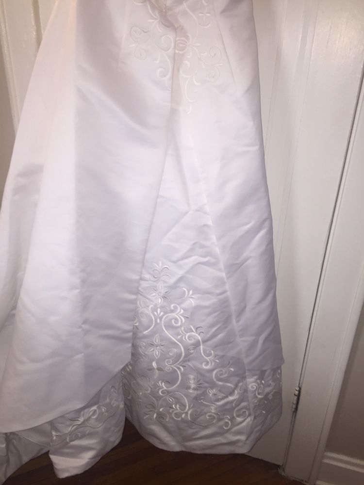 Strapless wedding dress new with tags still on it