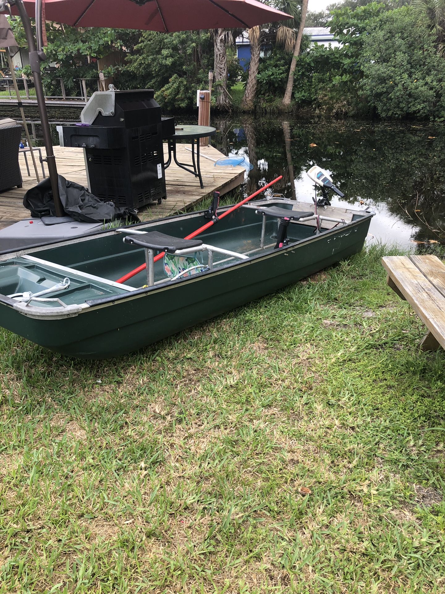 Coleman ramx crawdad boat with motor and battery for Sale in Fort