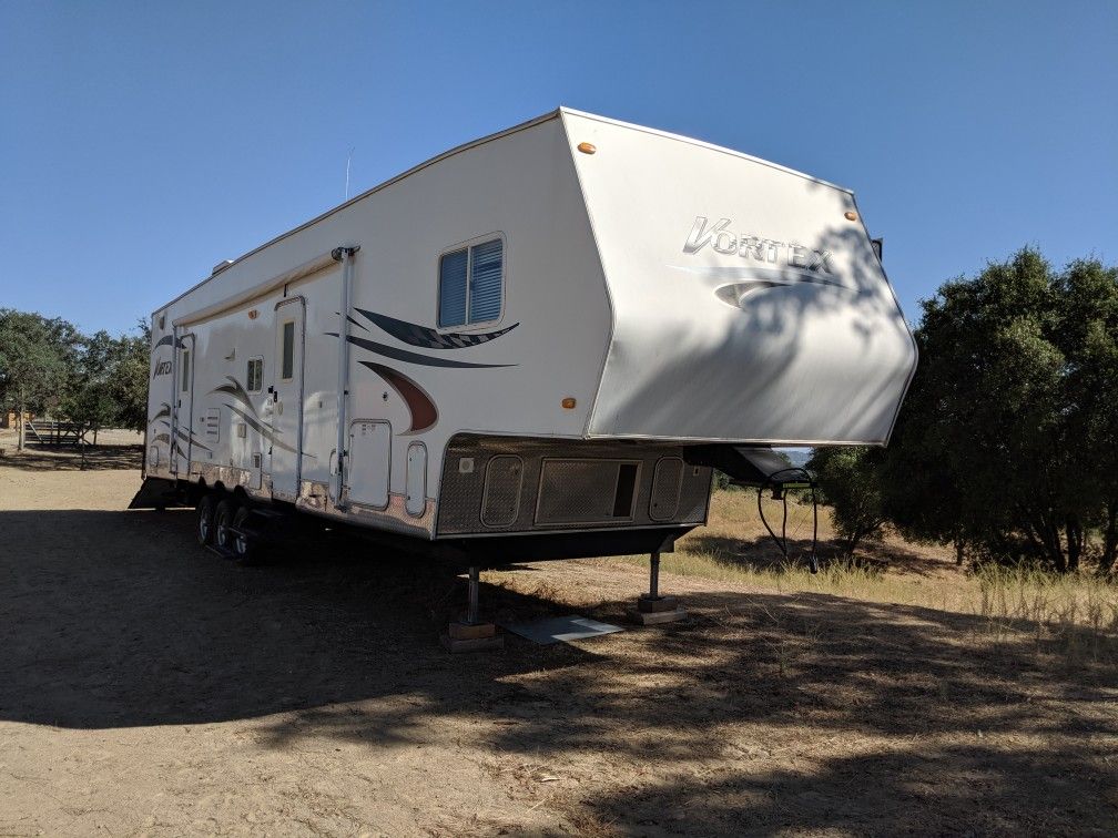 Vortex toy hauler 2006 38'
