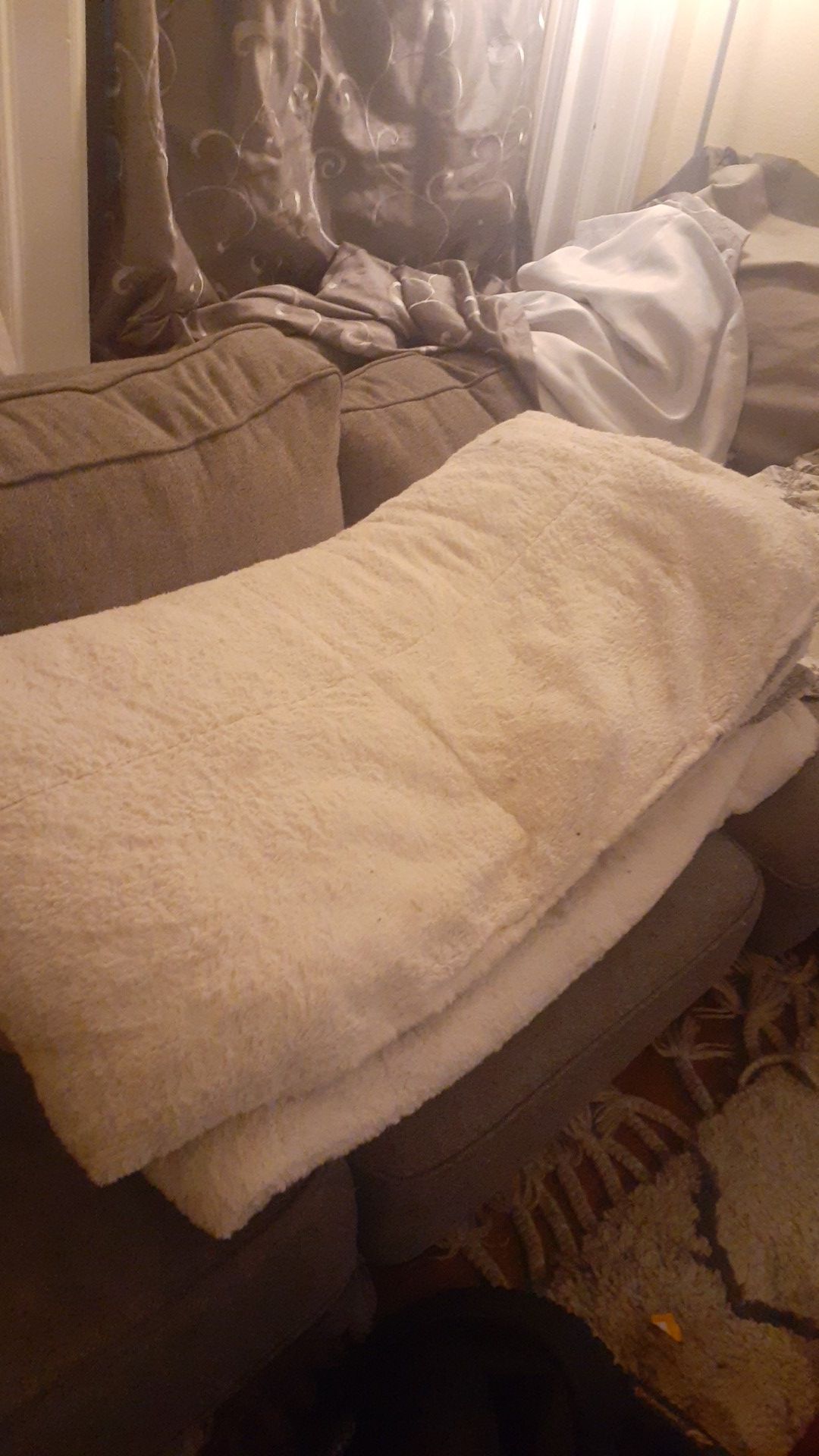 Huge fleece comforter (king size)