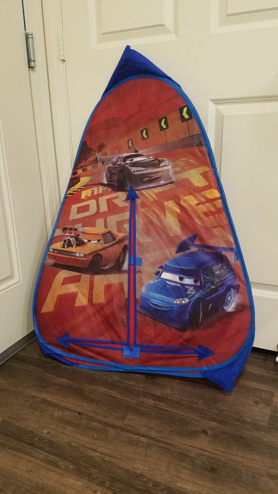 Disney's Lightning McQueen Wooden Racing Car Bed w/Mattress/Sheet Set & PlayHut Tent