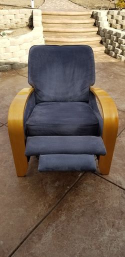 La Z Boy Carlyle High Leg Recliner Chair Very Good Condition For Sale In Thousand Oaks Ca Offerup