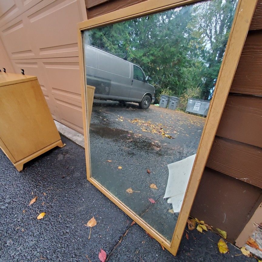 Beautiful Vintage Mid Century Modern Dresser/ TV Stand/ 8 Drawers Dresser. In Great Condition And Great Quality. And Mirror. Delivery Available