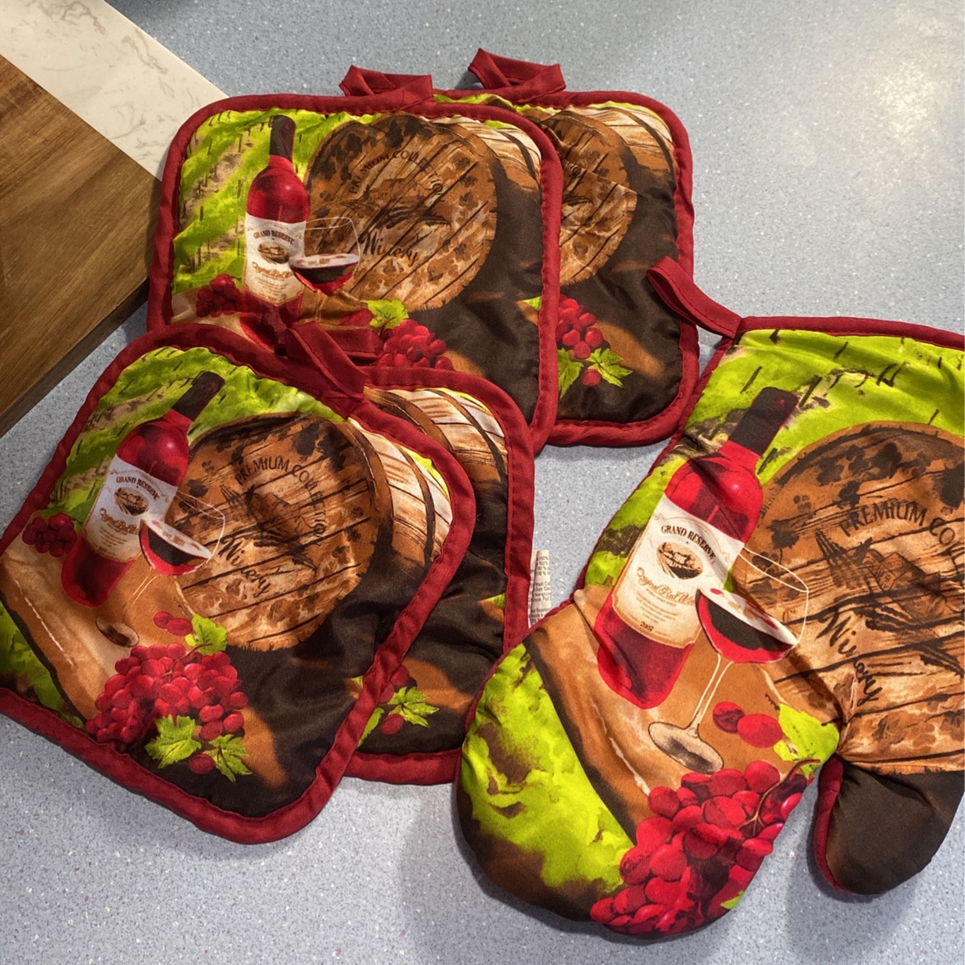 Winery Oven Mitt And Oven Pot Holders