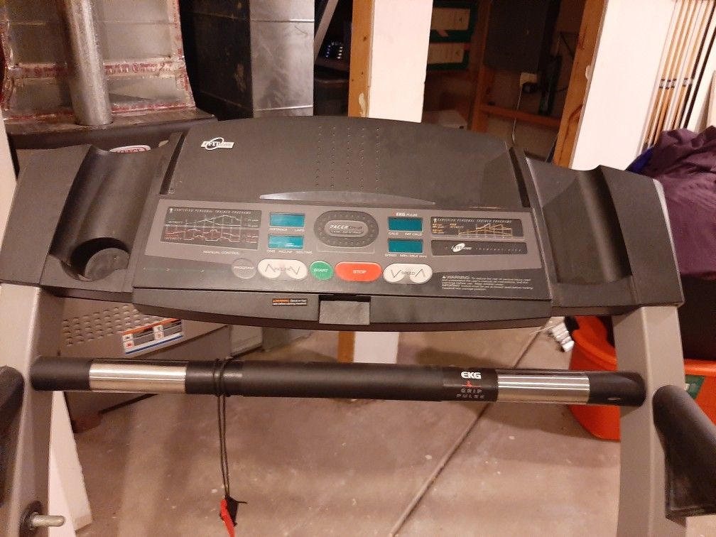 Proform 735CS Treadmill for Sale in Bolingbrook, IL OfferUp
