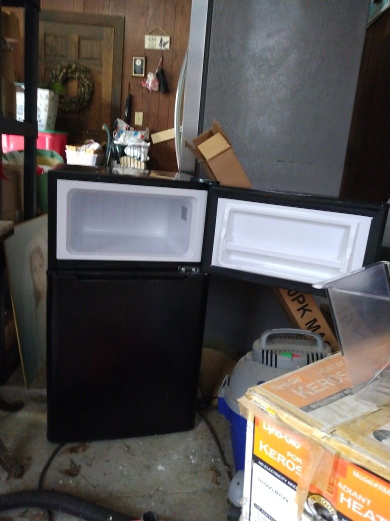 Haier 2-Door Small Refrigerator Freezer (Black)