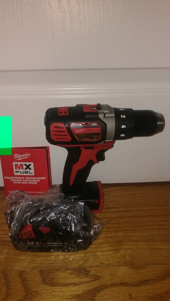 TALADRO NUEVO CON SU BATERIA MILWAUKEE
