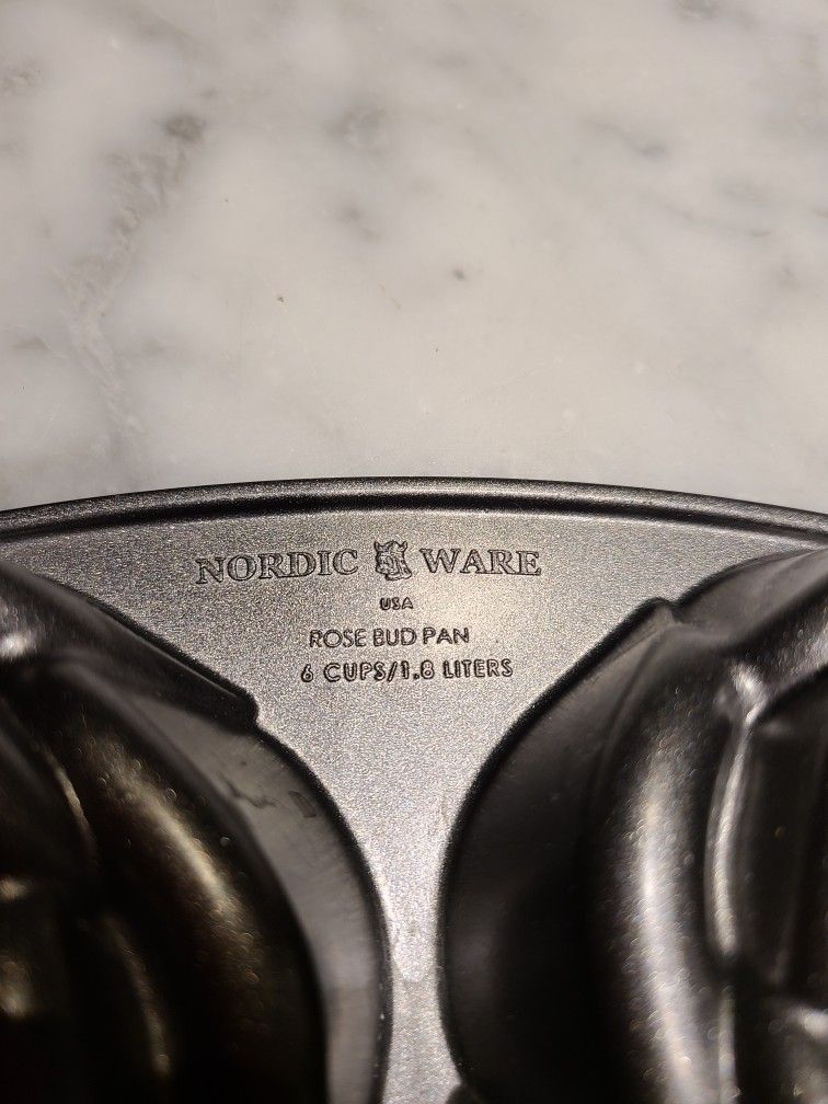 Bundt pans / cupcake pan Rose Bud FIRM PRICE LIKE NEW