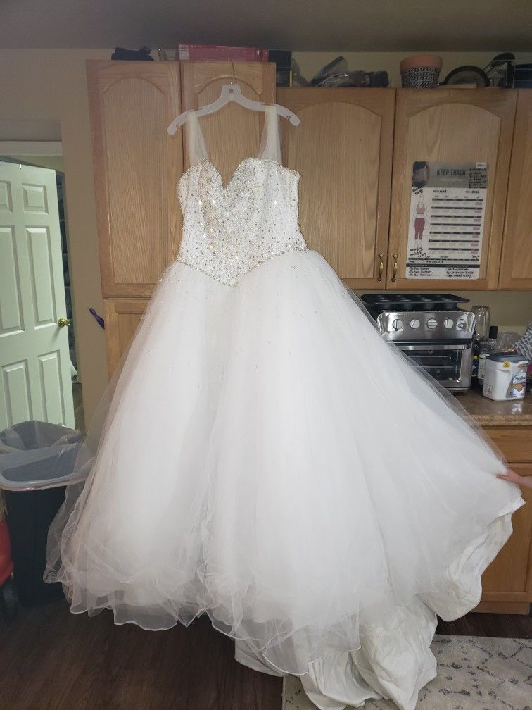 Beautiful Wedding Dress With Traine