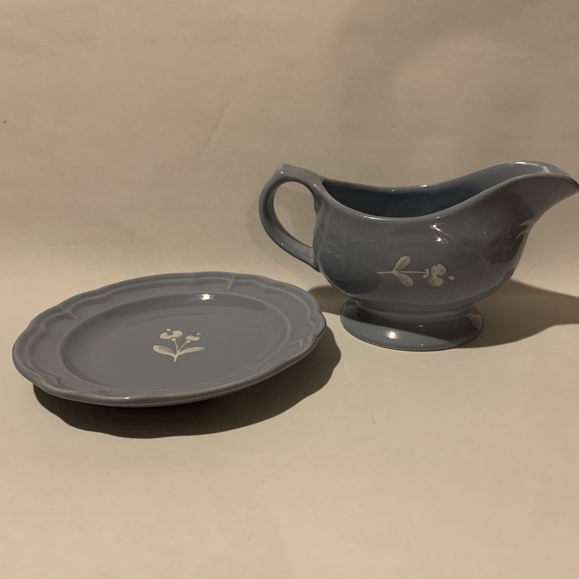 Pfaltzgraff Bouquet Gazebo Blue Gravy Server White Flower #436 W/ 7.5” Plate