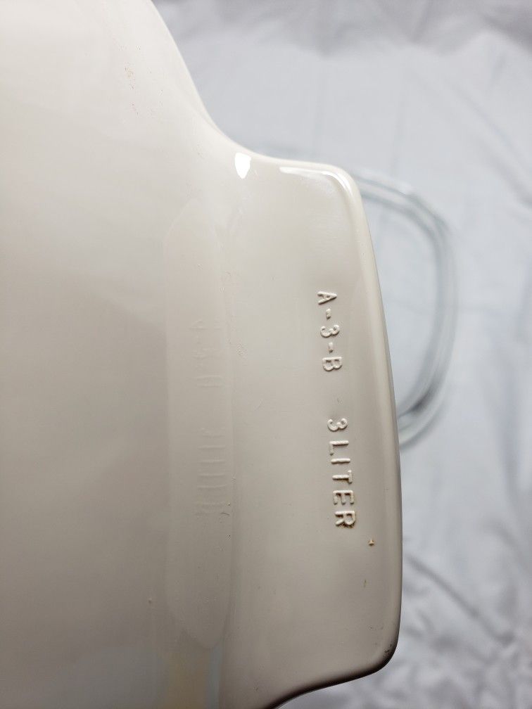 CORNING WARE A-3-B CASSEROLE DISH / PYREX LID Forever Your 3 liters. Good condition and smoke free home.