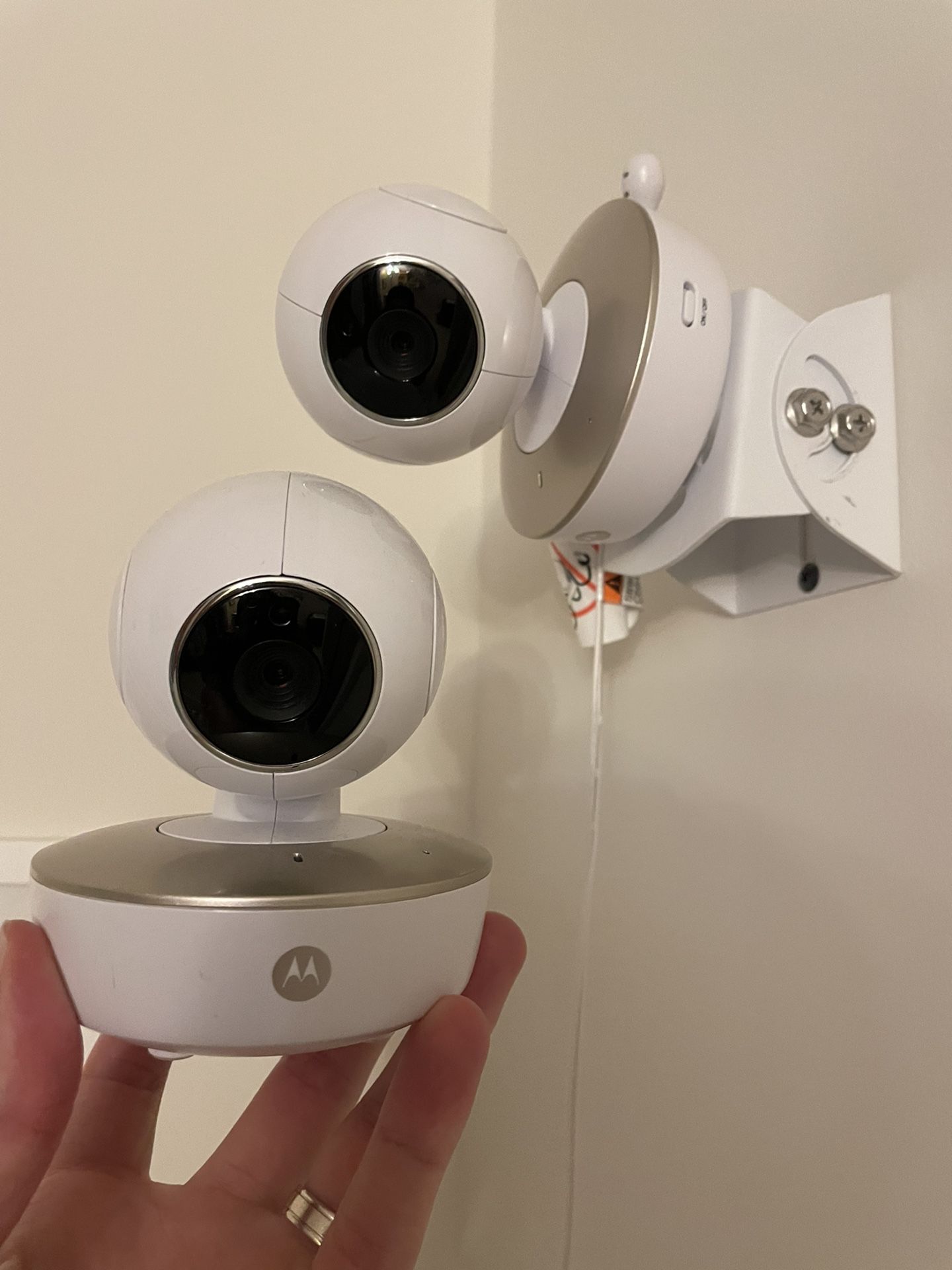 Motorola Baby Monitor And 2 Cameras Plus Mounting Bracket 