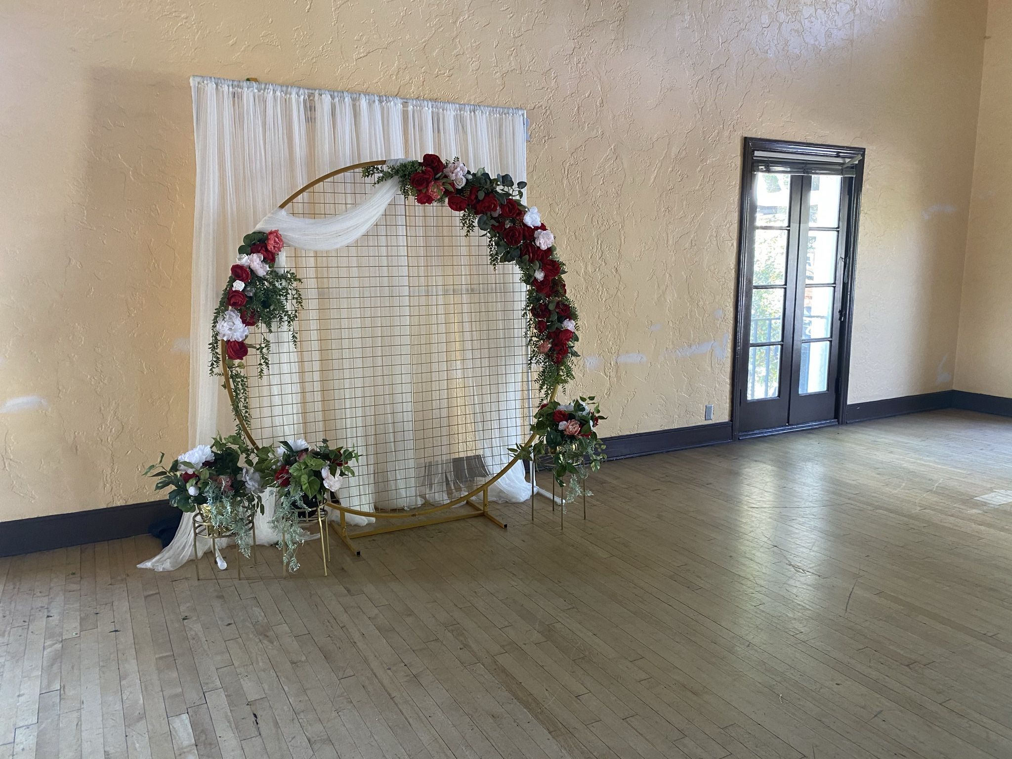 Round Golden Frame - Backdrop