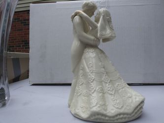Bride And Groom Figurine Statue Thumbnail