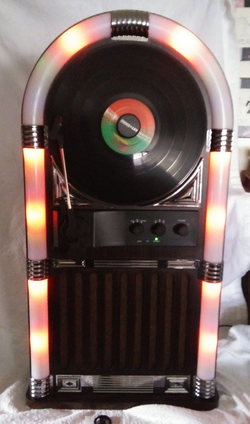 ART+SOUND AR3004 Bluetooth Wireless Jukebox with Vertical Record Player and Retro Light Show!
Details
Styled like a retro jukebox, this record player