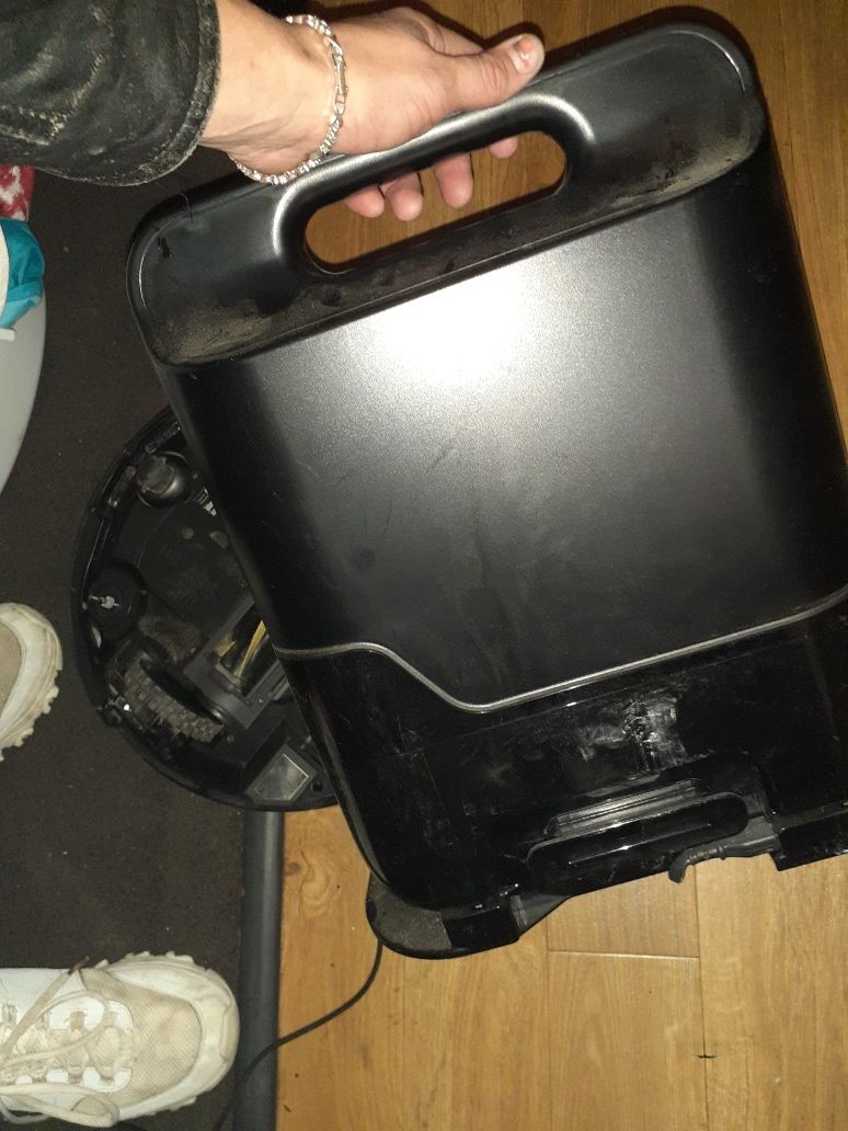 Shark roll around vacuum (NEEDS BATTERY)