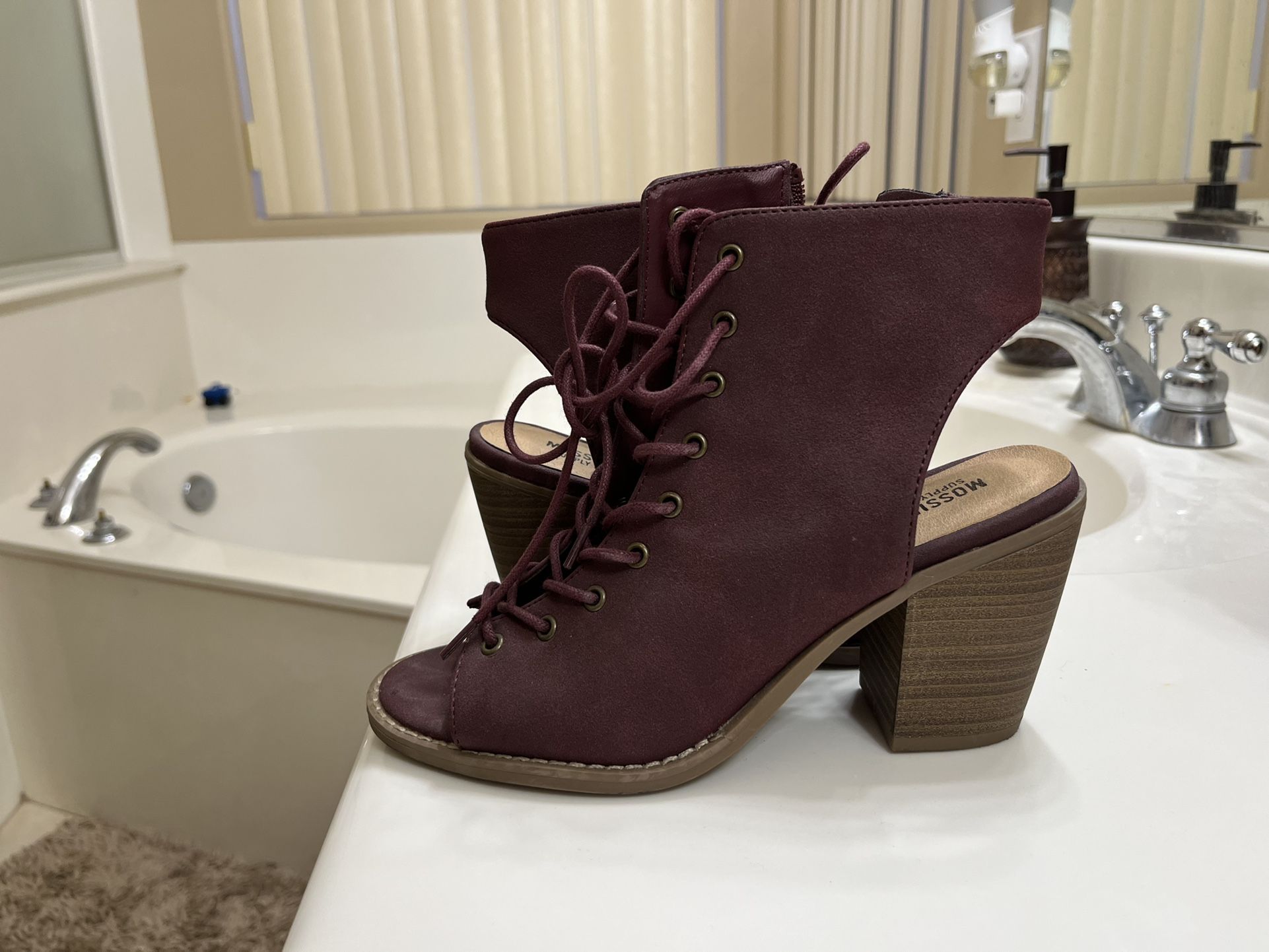 Woman’s Shoes Size 6 1/2 And 7