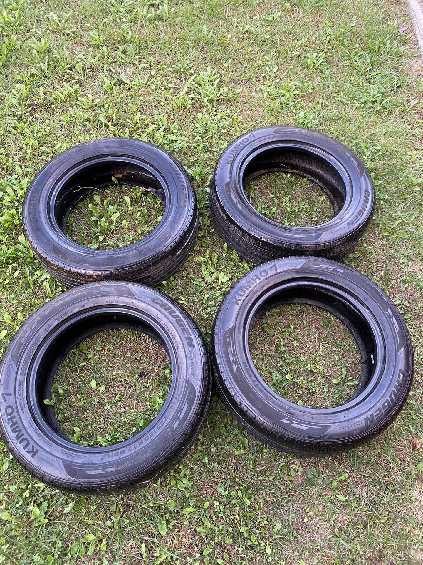 225/60/17 Matching Set Of Kumho's