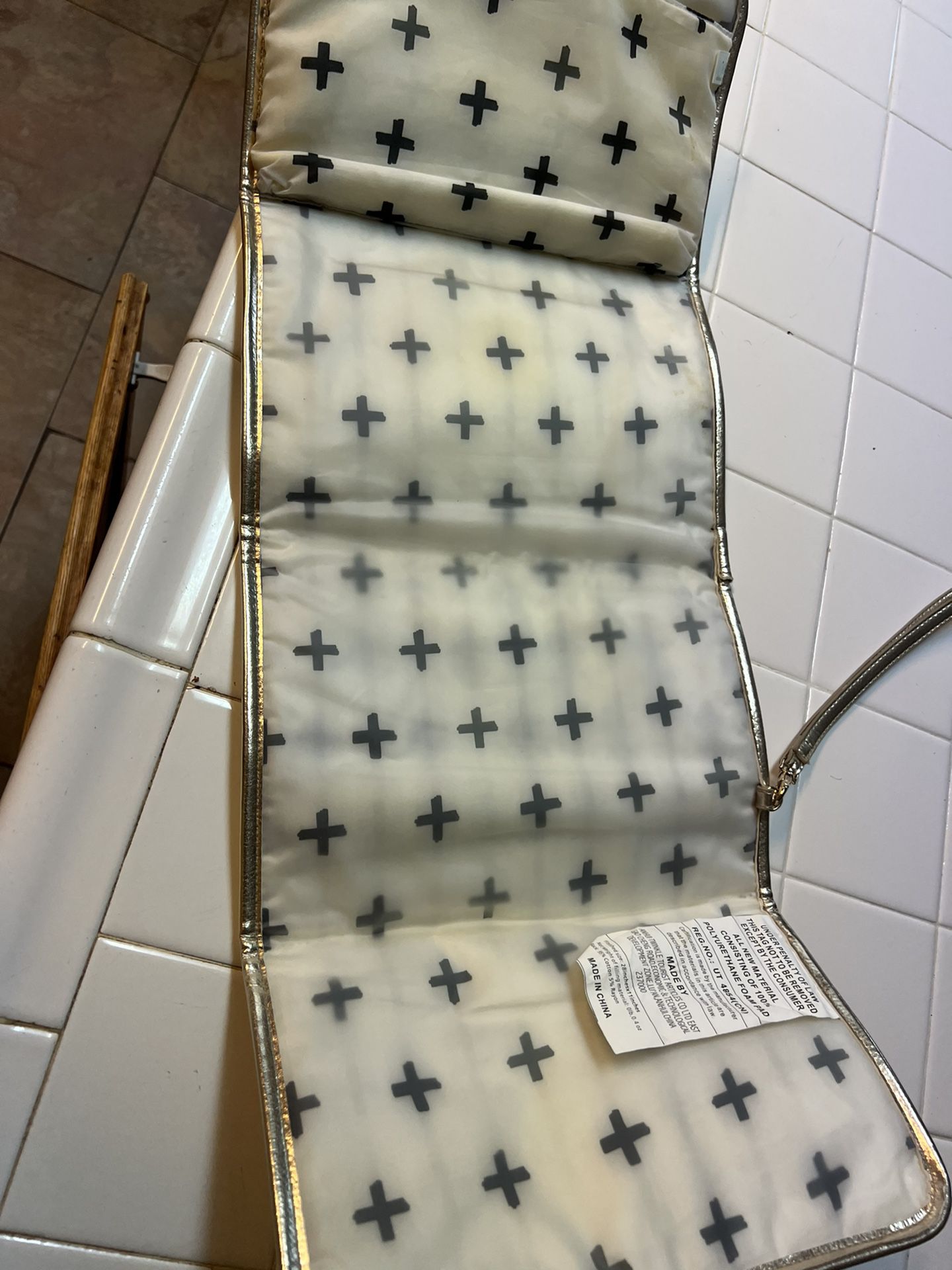 Changing table pad with pocket for wipes