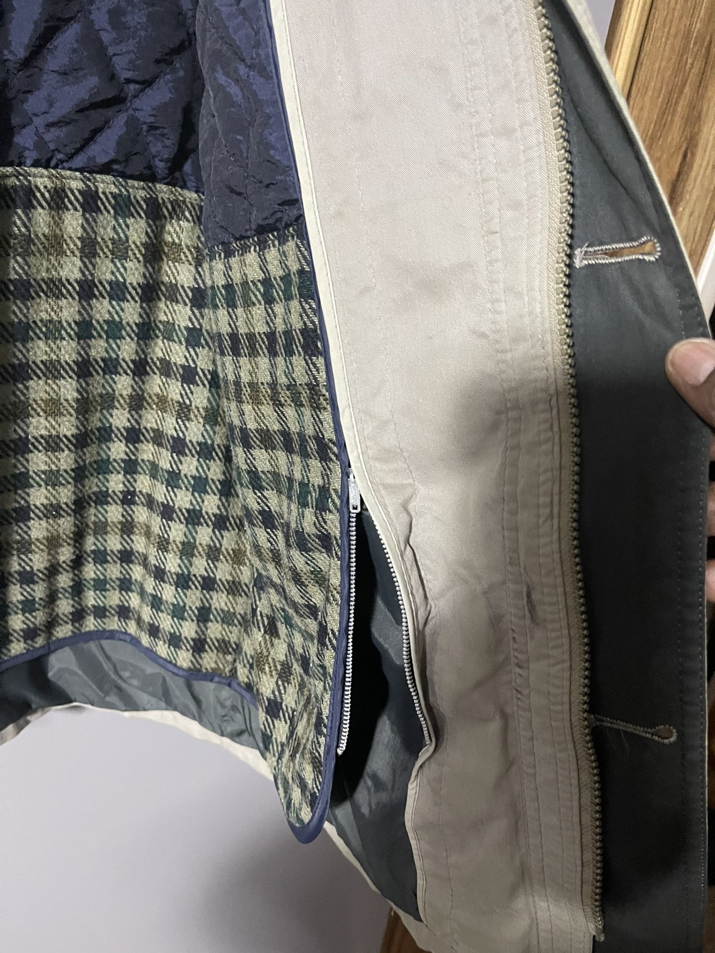 Used London Fog man coat thinsulate 3M with zip out lining, 4 pockets on the front, Leather collar, dry clean only, zip and button closure size M Reg